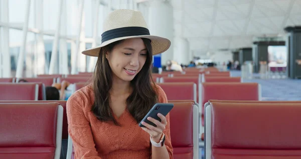 空港での携帯電話の女性の使用 — ストック写真