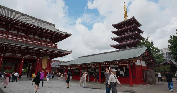 Tokyo, Japonya - 24 Haziran 2019: Ünlü Sensoji Asakusa'da