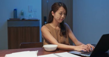 Kadınlar geceleri bilgisayarda çalışır.