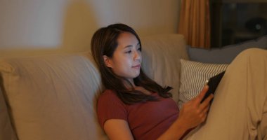 Evde kadın tablet bilgisayar kullanımı