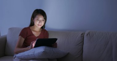 Evde tablet bilgisayar ev hanımı kullanımı