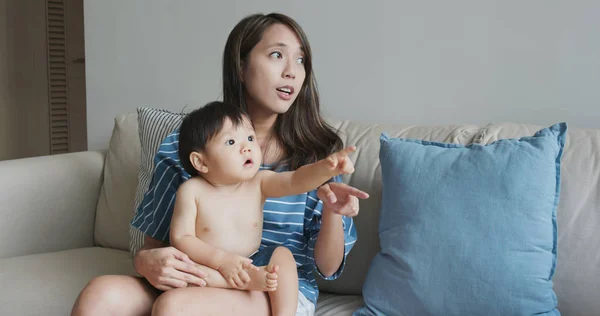 Une maman asiatique joue avec un petit garçon à la maison — Photo