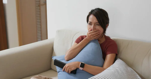 Женщина скучает, когда смотрит телевизор дома — стоковое фото