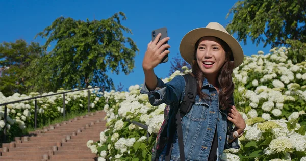 Frau macht Selfie am Telefon mit weißem Hortensiengarten — Stockfoto