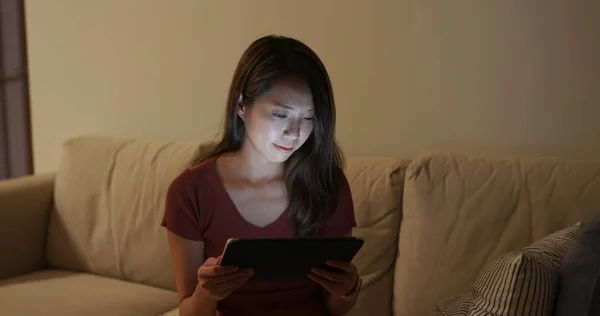 Woman use of tablet computer at home — Stock Photo, Image