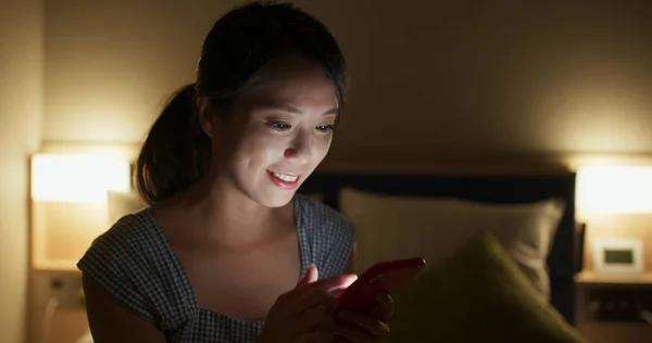 Femme utilisation du téléphone portable sur le lit la nuit — Photo