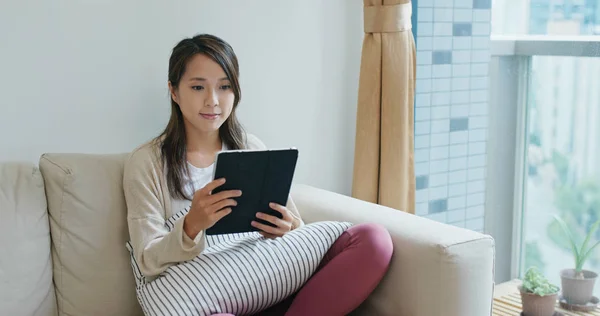 Frau nutzt Tablet-Computer zu Hause — Stockfoto