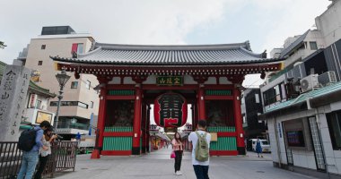 Tokyo, Japonya - 24 Haziran 2019: Sensoji tapınağının Kaminarimon Kapısı