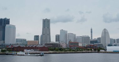 Yokohama, Japonya - 07 Temmuz, 2019: Yokohama şehir koyu gün batımında