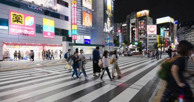 Tokyo, Japonya - 30 Haziran 2019: Ikebukoro bölgesi, gece