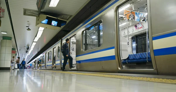 Tokyo, Japonya - 29 Haziran 2019: Tokyo metrosu