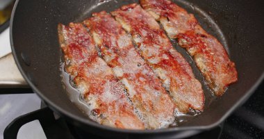 Mutfakta kıtır kıtır pastırma pişiriyorum.