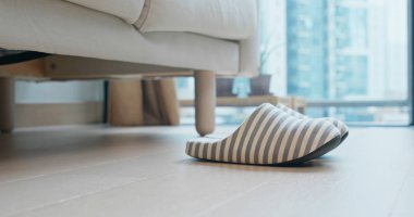 Evde bir çift terlik.