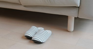 Evde bir çift terlik.