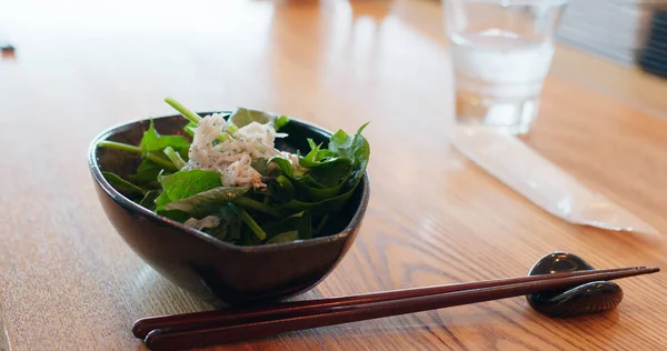 Имея закуску внутри ресторана, салат с мелкой рыбой — стоковое фото
