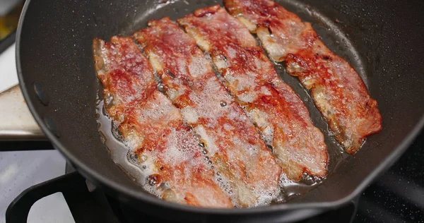 Mutfakta kıtır kıtır pastırma pişiriyorum.