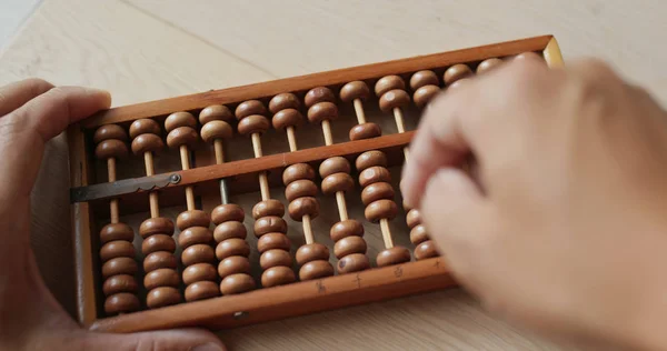 Gebruik van het abacus voor de berekening — Stockfoto