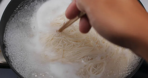 Cozinhar com somen em frigideira na cozinha — Fotografia de Stock