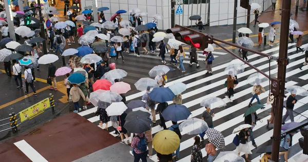 Tóquio Japão Junho 2019 Pessoas Atravessam Estrada Distrito Ikebukuro Noite — Fotografia de Stock