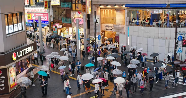 Τόκιο Ιαπωνία Ιουνίου 2019 Διασχίζουν Δρόμο Στην Περιοχή Ikebukuro Νύχτα — Φωτογραφία Αρχείου