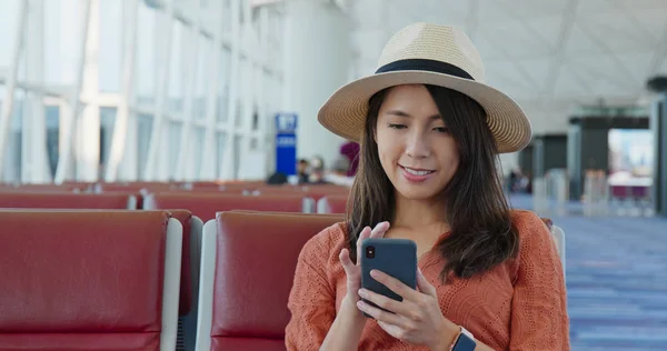Жінка перевіряє розклад рейсів в аеропорту — стокове фото