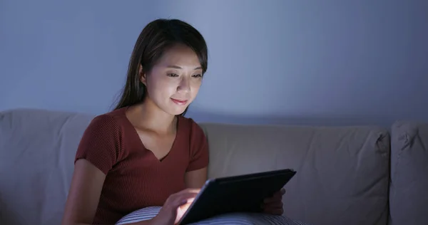 Kobieta patrzy na tablet w domu — Zdjęcie stockowe