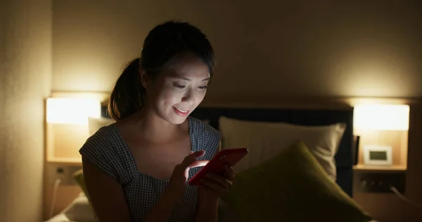 Использование женщинами мобильного телефона ночью — стоковое фото