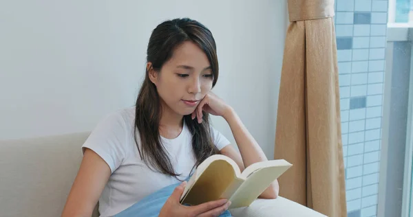 Vrouw leest boek thuis — Stockfoto