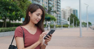Kadın, dışarıdaki telefona bak.