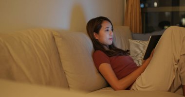 Evde kadın tablet bilgisayar kullanımı