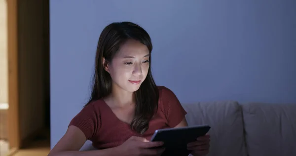 Donna guardare sul tablet a casa di notte — Foto Stock