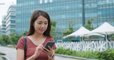 Şehirde kadın akıllı telefon kullanımı