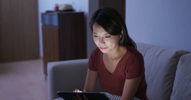 Ev hanımı evde tablet bilgisayar kullanıyor