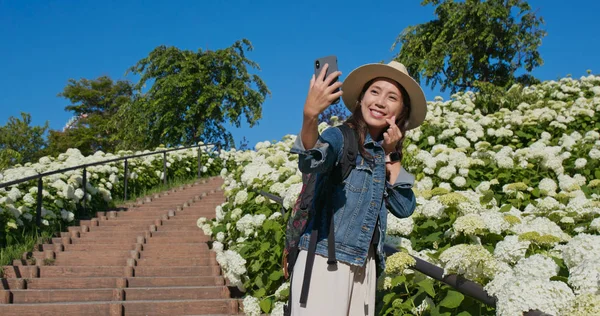 Frau macht Selfie am Telefon mit weißem Hortensiengarten — Stockfoto