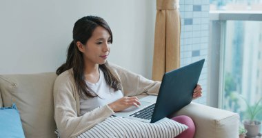 Kadınlar evde bilgisayarla çalışıyorlar.