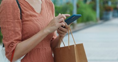 Cep telefonu olan bir kadın.