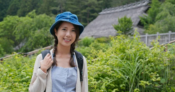 Frau besucht japanisches altes Dorfhaus — Stockfoto