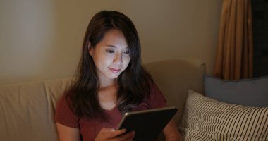 Kadın, gece tablet bilgisayarına bak.