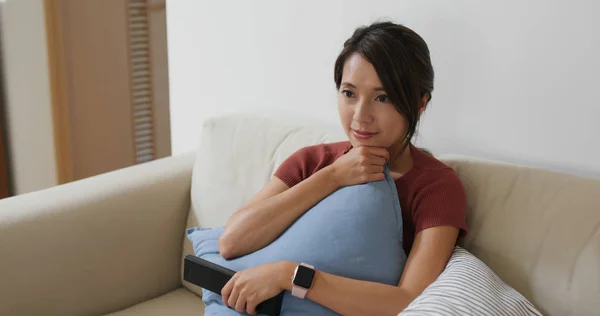 Mujer ver en la televisión en casa — Foto de Stock