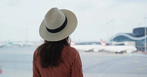 女は空港の飛行機を見て — ストック写真