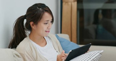 Tablet bilgisayarın kadın kullanımı