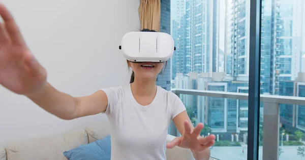 Wanita bermain VR di rumah — Stok Foto