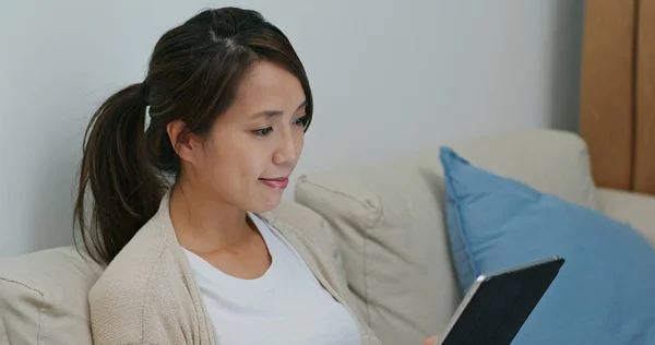 Женщина использование планшетного компьютера на дому — стоковое фото