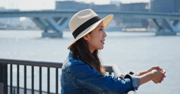 Femme regarde autour du port de Tokyo — Photo