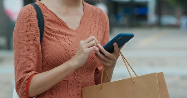 Női mobiltelefon használata bevásárlótáskával — Stock Fotó