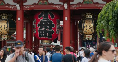 Tokyo, Japonya - 24 Haziran 2019: Sensoji tapınağının Kaminarimon Kapısı