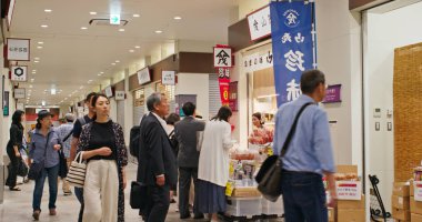 Tokyo, Japonya - 07 Temmuz 2017: Japonya 'nın Toyosu şehrinde alışveriş merkezi