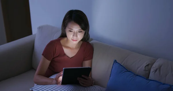 Mujer mira el ordenador tableta en casa —  Fotos de Stock