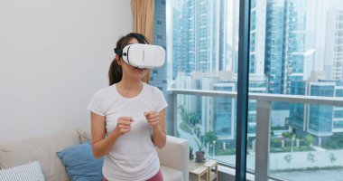 Kadın VR ile boks oynuyor.