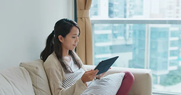 Femme utilisation de la tablette à la maison — Photo